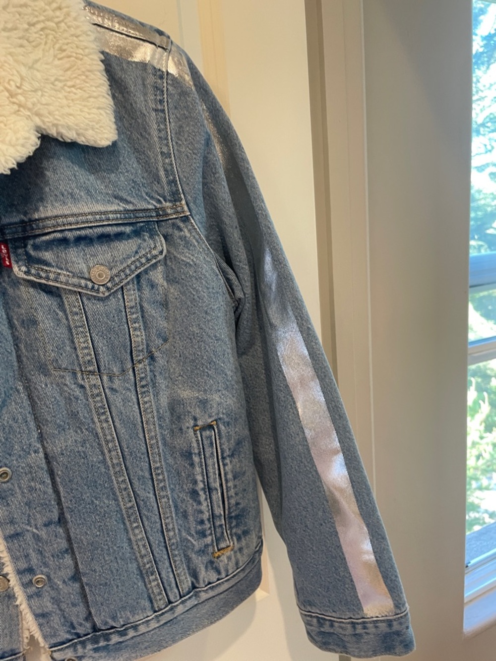 Levi's Light Blue Denim Jacket with White Sherpa Collar and Silver Stripe - Picture 3 of 6